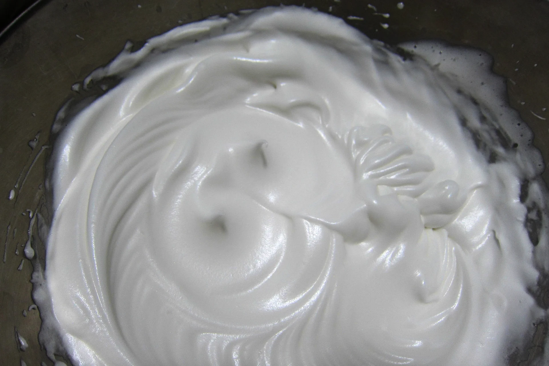 Suave y esponjoso – bizcocho chiffon con mermelada de fresa - Step 6