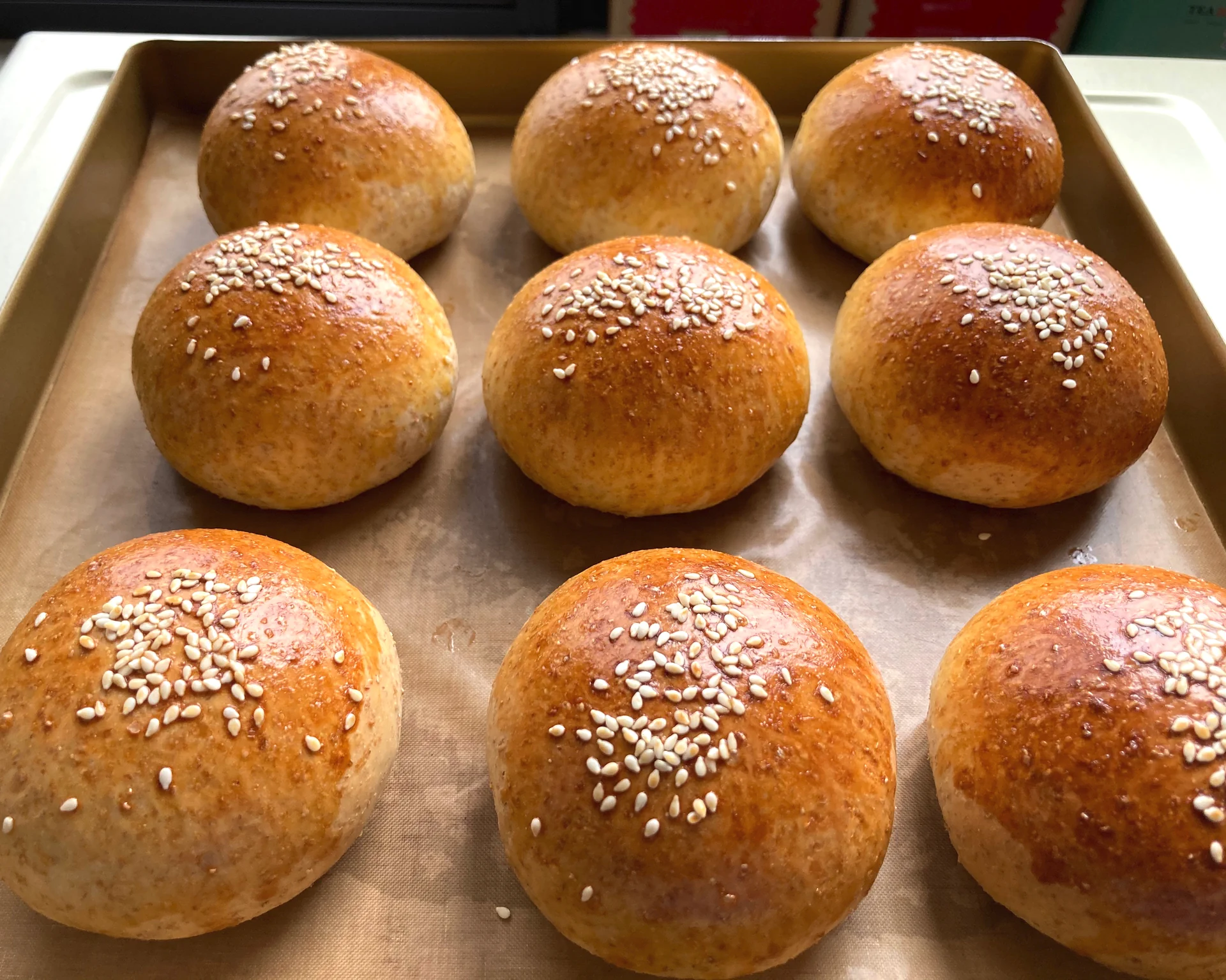 Fertiggestelltes Gericht von Vollkornbrötchen