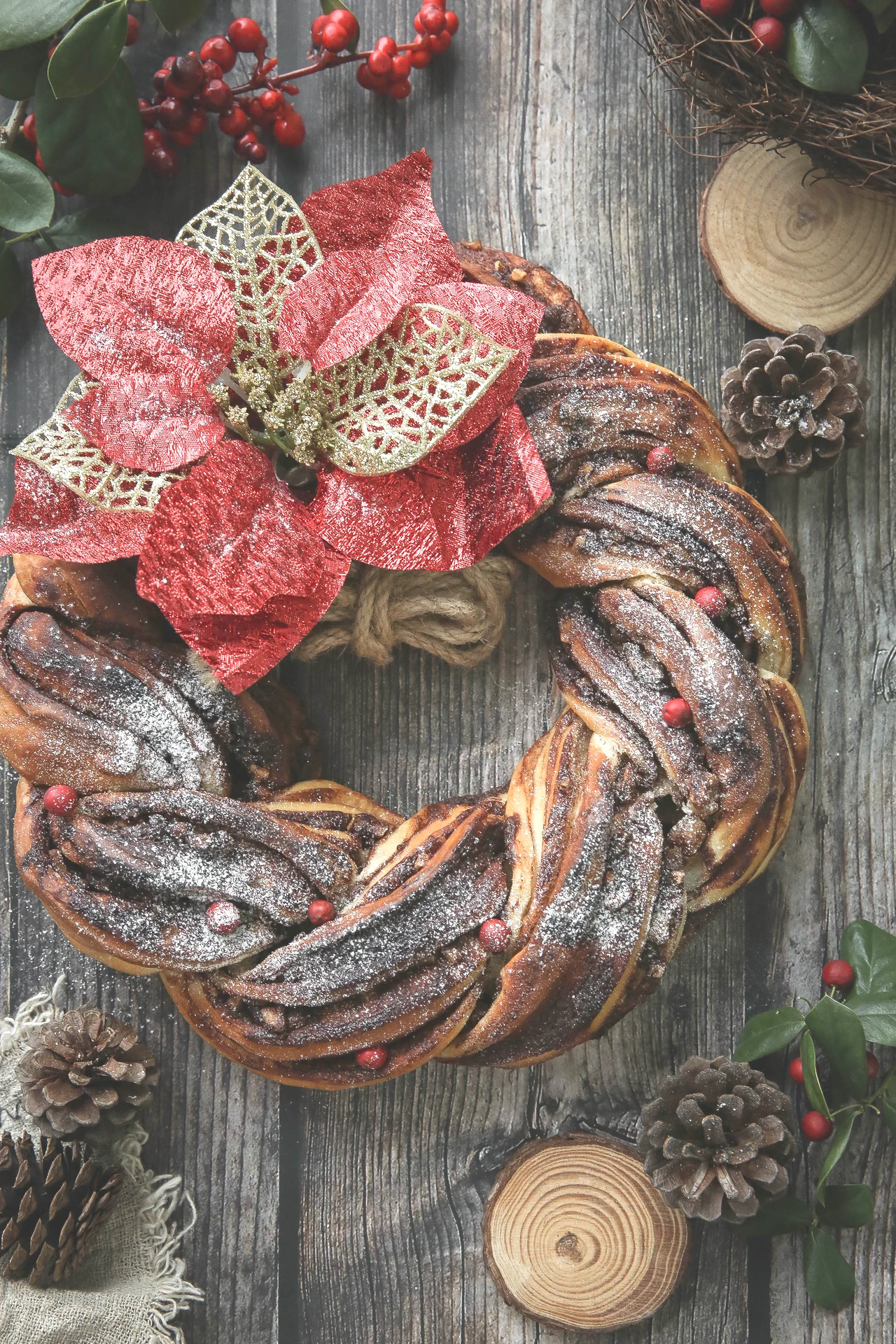 Foto del plato terminado de Corona navideña de chocolate y nueces en forma de reno