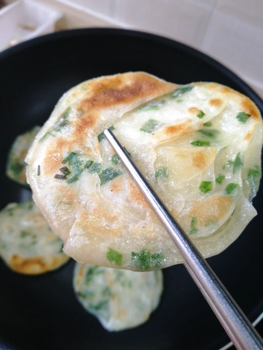 Fertiggestelltes Gericht von Crêpes mit Frühlingszwiebeln (Version mit Wonton-Blättern)