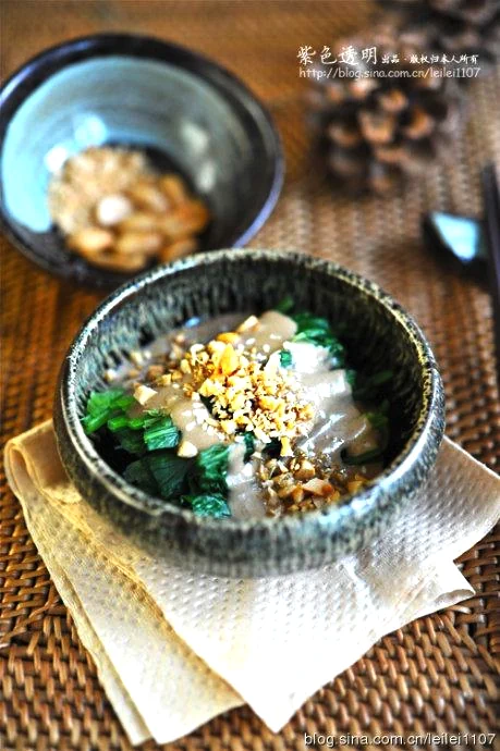 Fertiggestelltes Gericht von Spinat in Sesamsauce