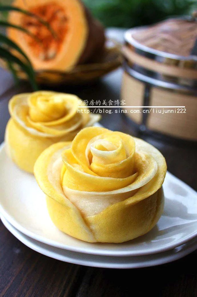Foto do prato finalizado de Pães Bicolores em Forma de Rosa