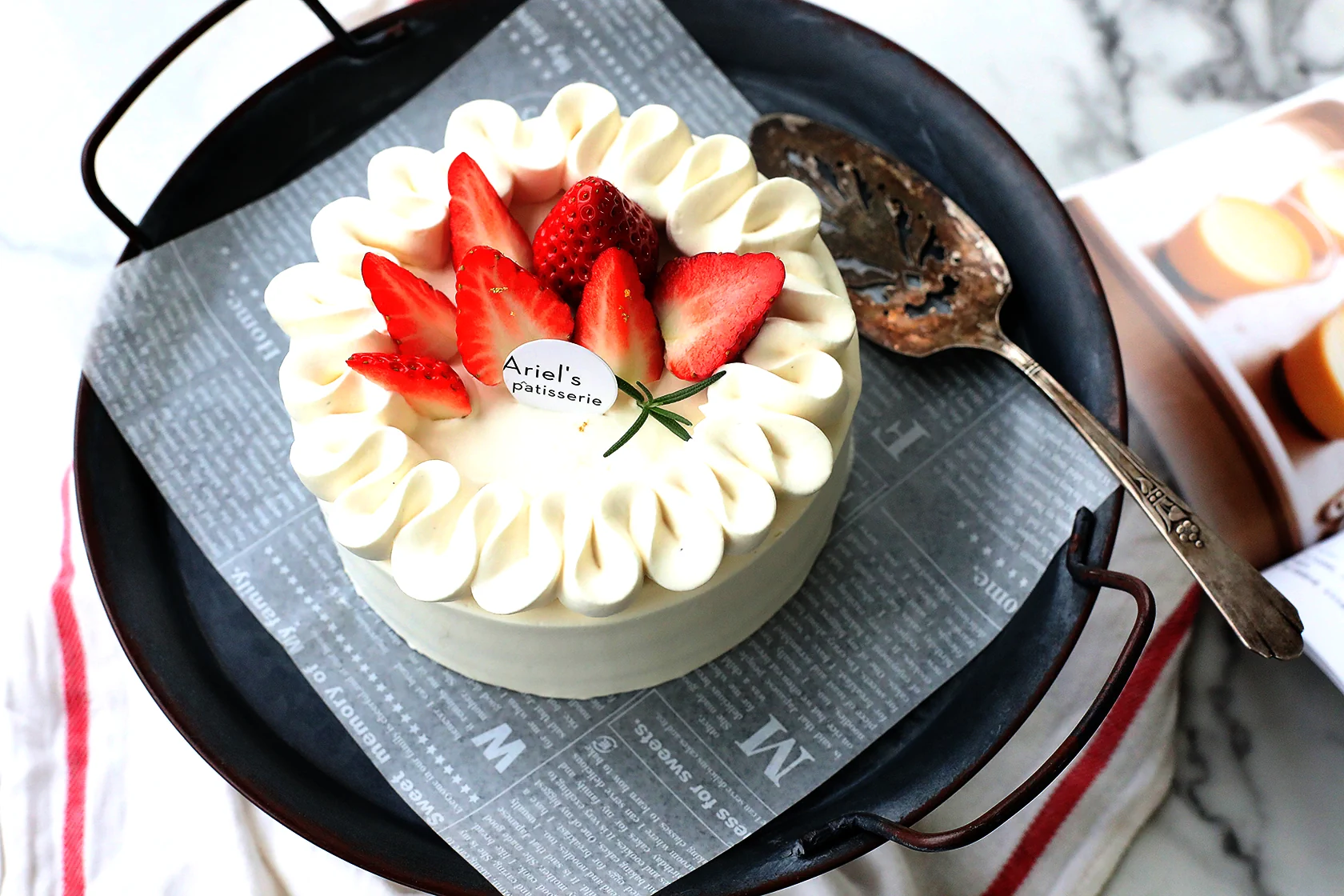 딸기 쇼트케이크의 완성된 요리 사진