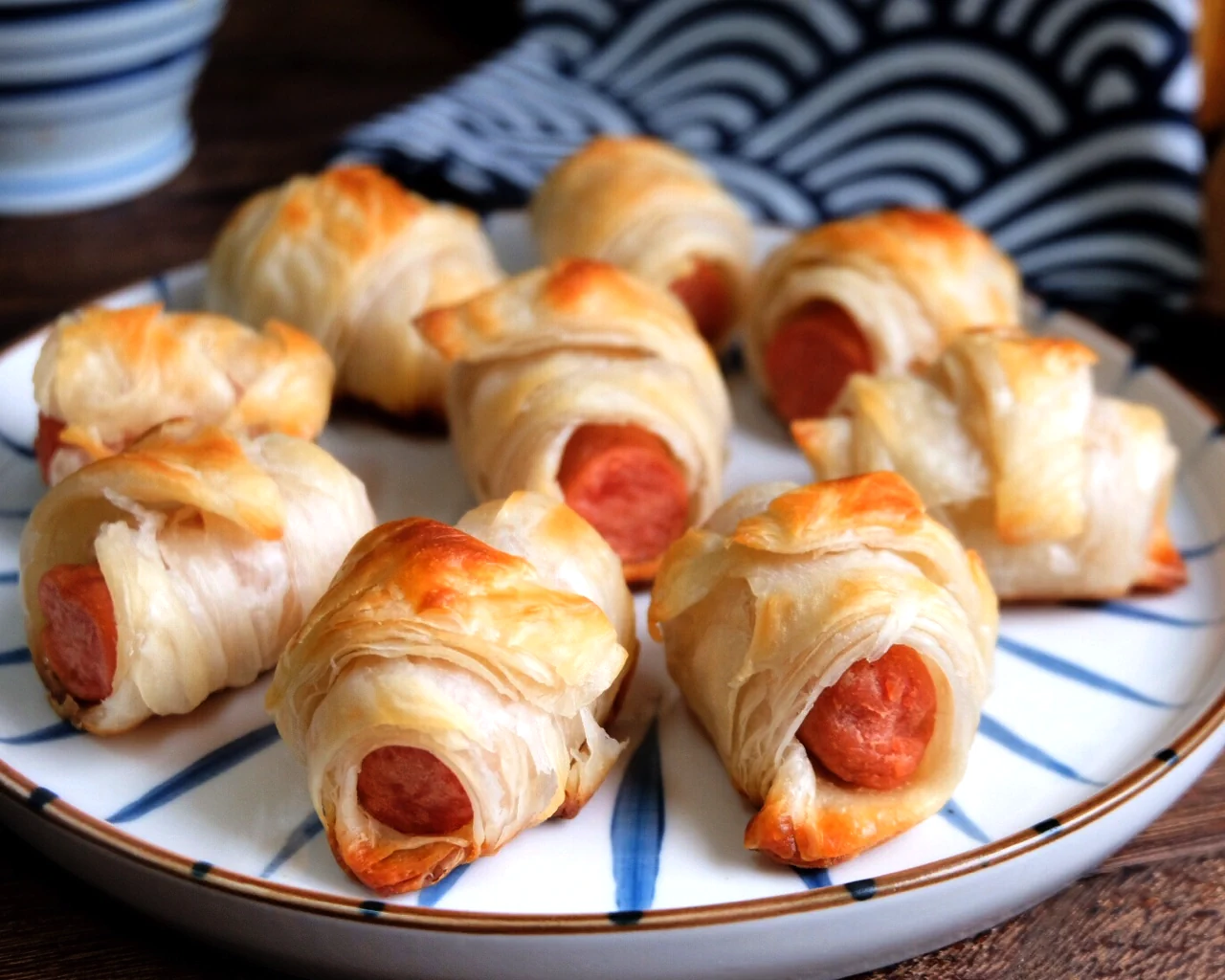 Foto del plato terminado de Rollitos de croissant con jamón hechos con paratha