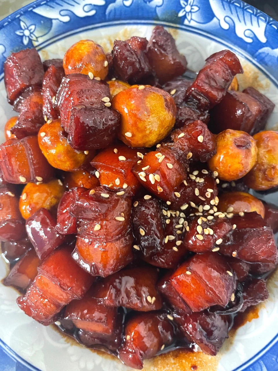 Photo du plat fini de Poitrine de Porc Braisée aux Œufs de Caille
