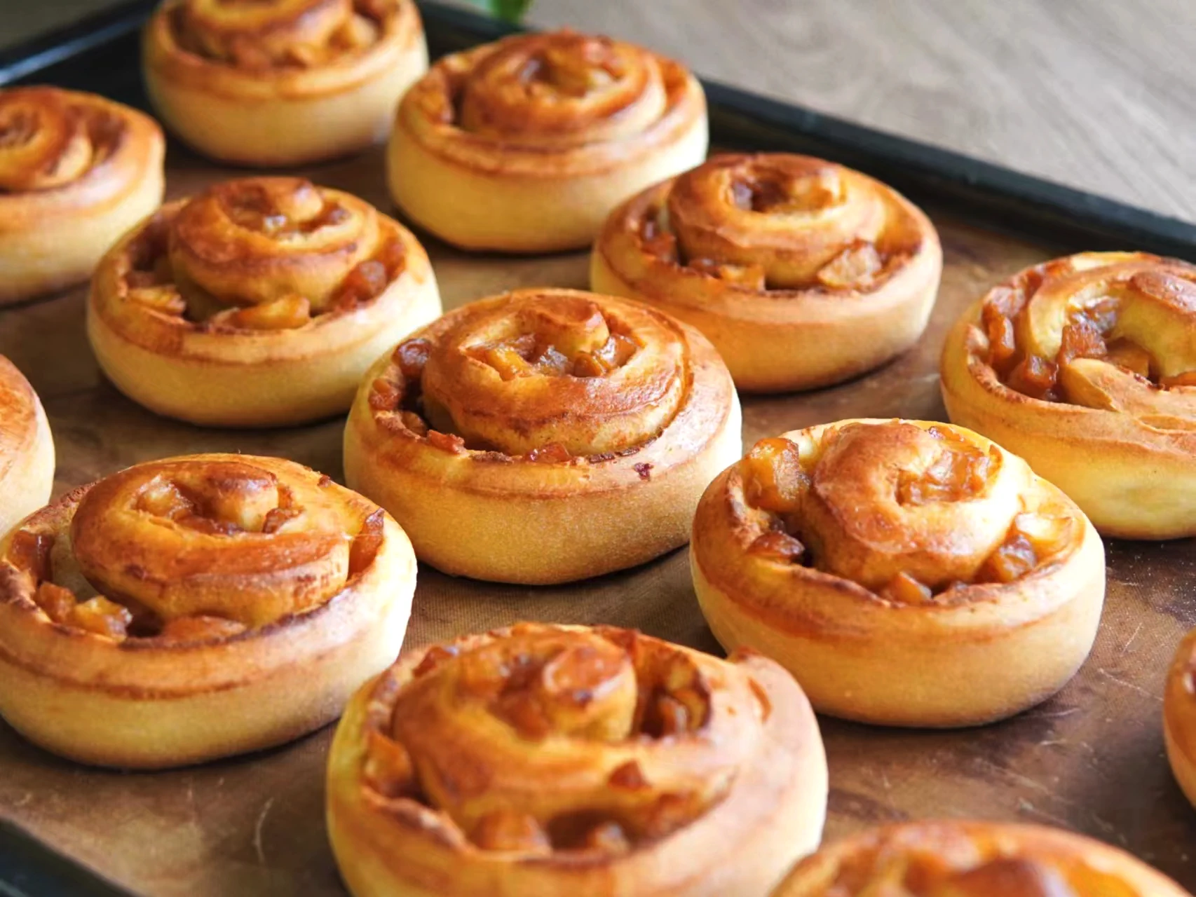 추운 겨울날에는 사과와 캐러멜 시나몬롤을 즐겨요!의 완성된 요리 사진