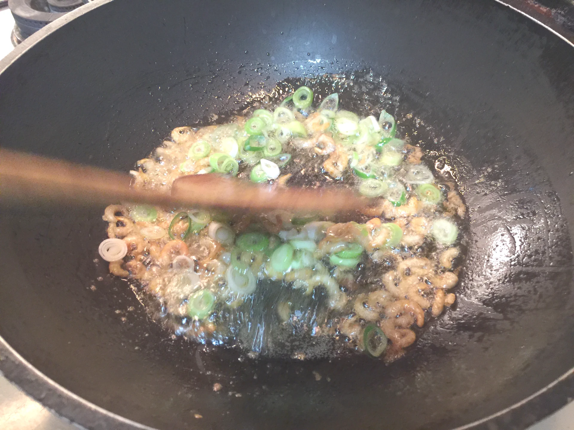 Lechuga salteada con gambas secas del hermano mayor Datou - Step 6