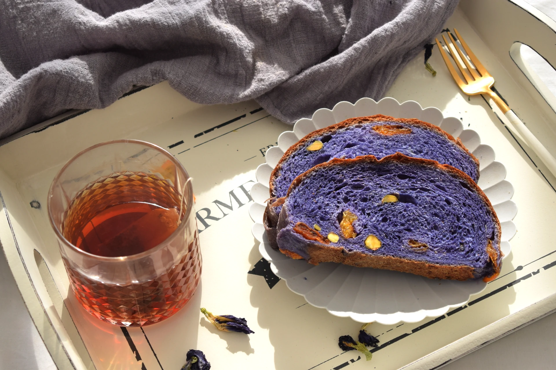 별의 빵（나비콩꽃을 사용한 자연적인 파란색 착색）의 완성된 요리 사진