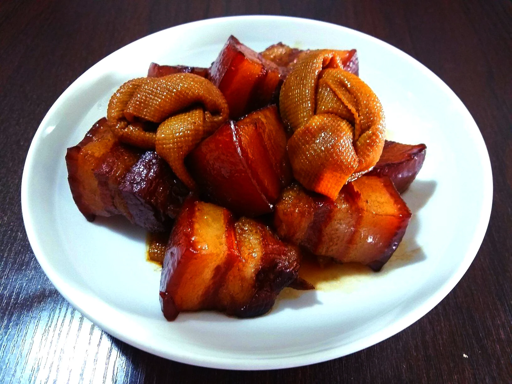 Foto del plato terminado de Cerdo estofado con nudos de piel de tofu