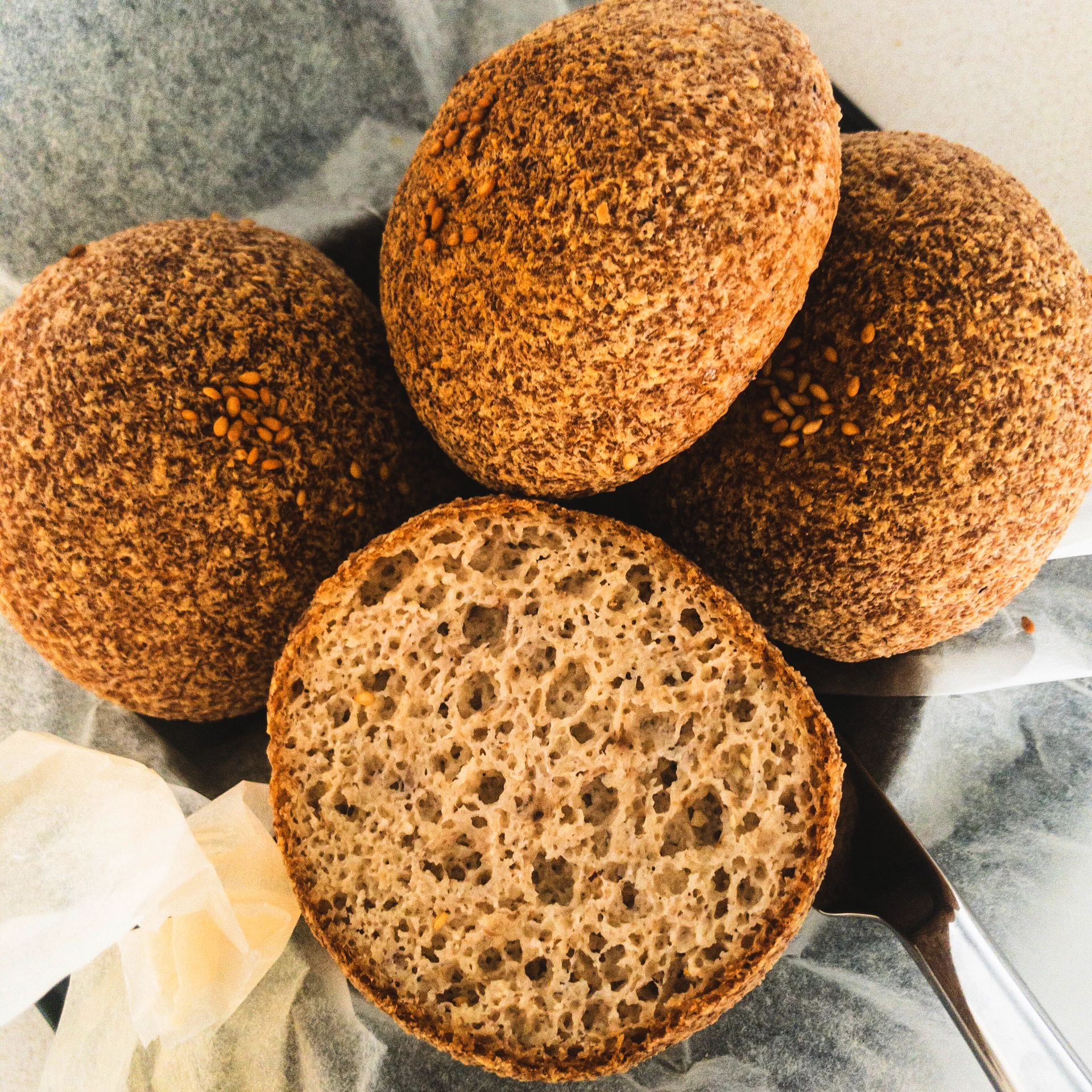 [Essentiel Keto & 저탄수화물] 순 탄수화물 단 2g | 메인 요리에 딱 맞는 미니 빵 대체품 🥯의 완성된 요리 사진