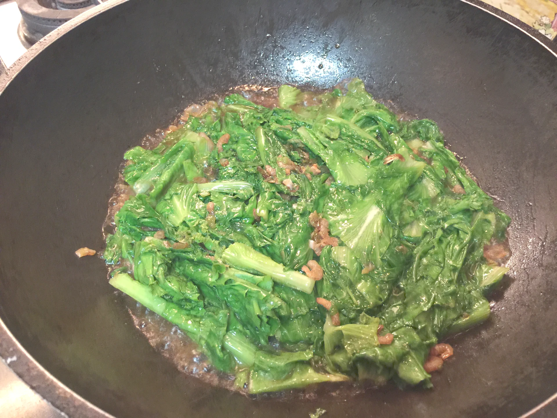 Lechuga salteada con gambas secas del hermano mayor Datou - Step 12