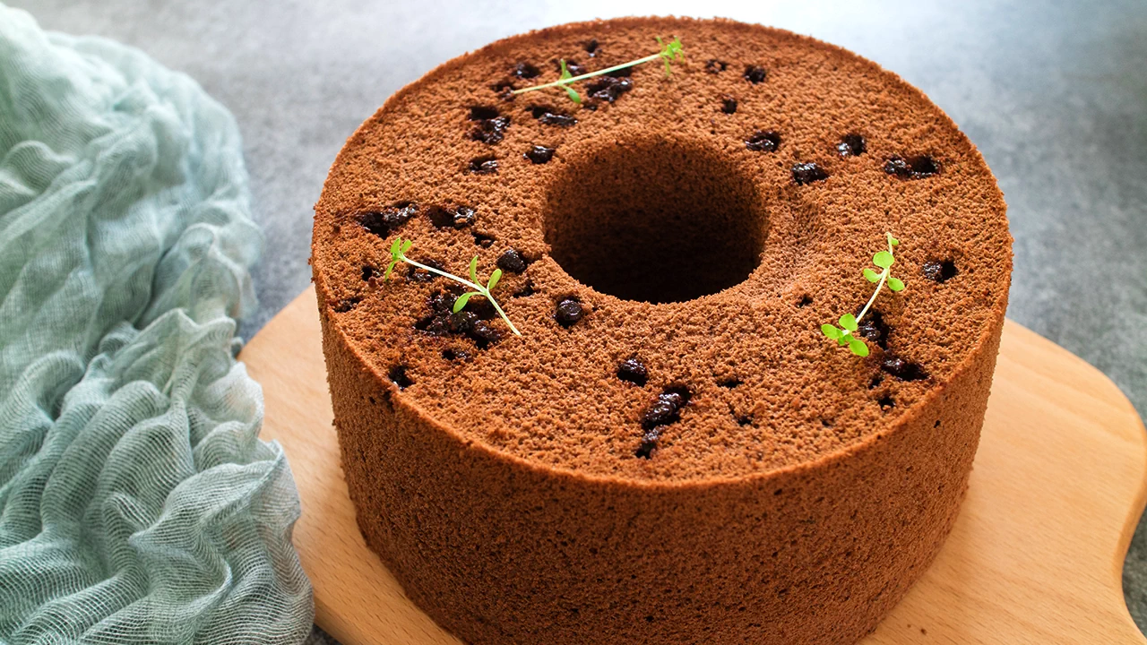 Fertiggestelltes Gericht von Reichhaltiger und fluffiger Kakao-Chiffon-Kuchen