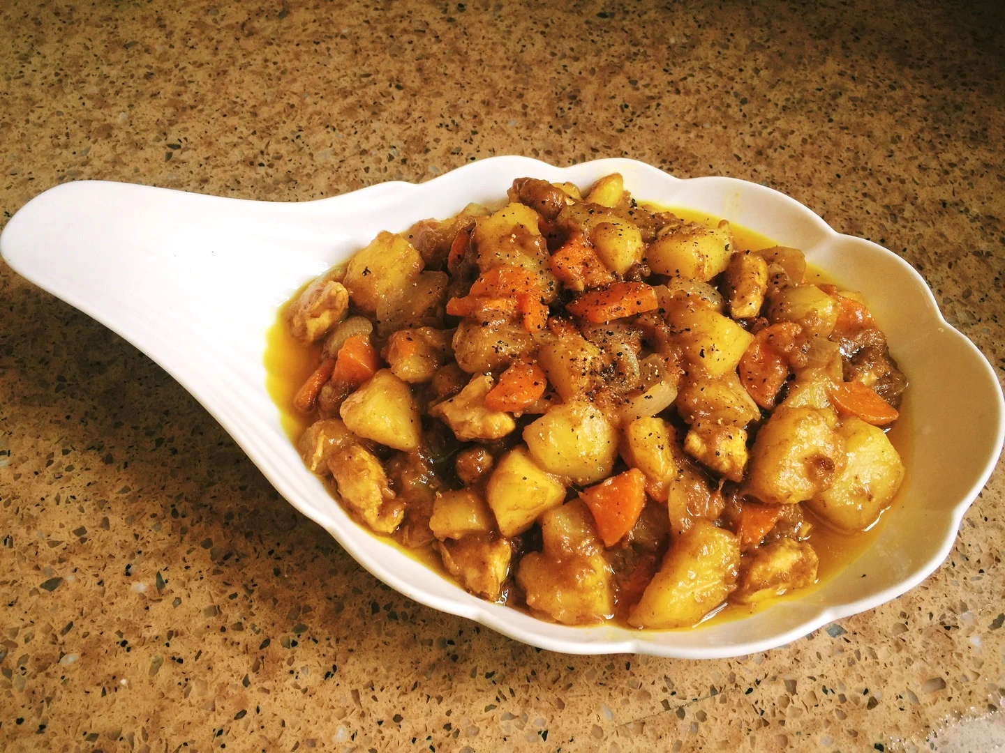 치킨 카레(감자 듬뿍)의 완성된 요리 사진