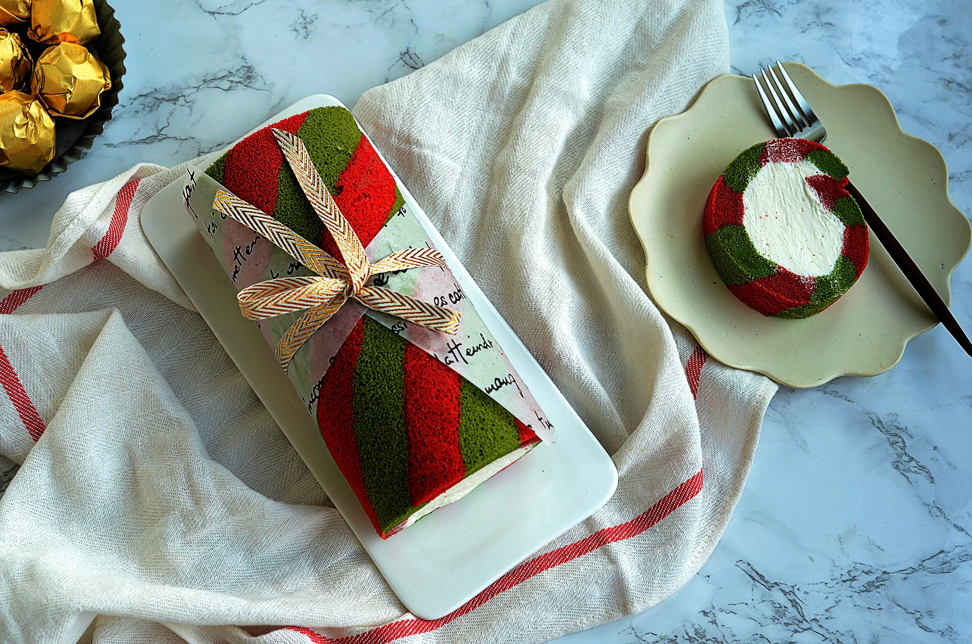 Fertiggestelltes Gericht von Wie können Sie sich Konditor nennen, ohne dies zu probieren - Bûche de Noël im Biskuitrollen-Stil