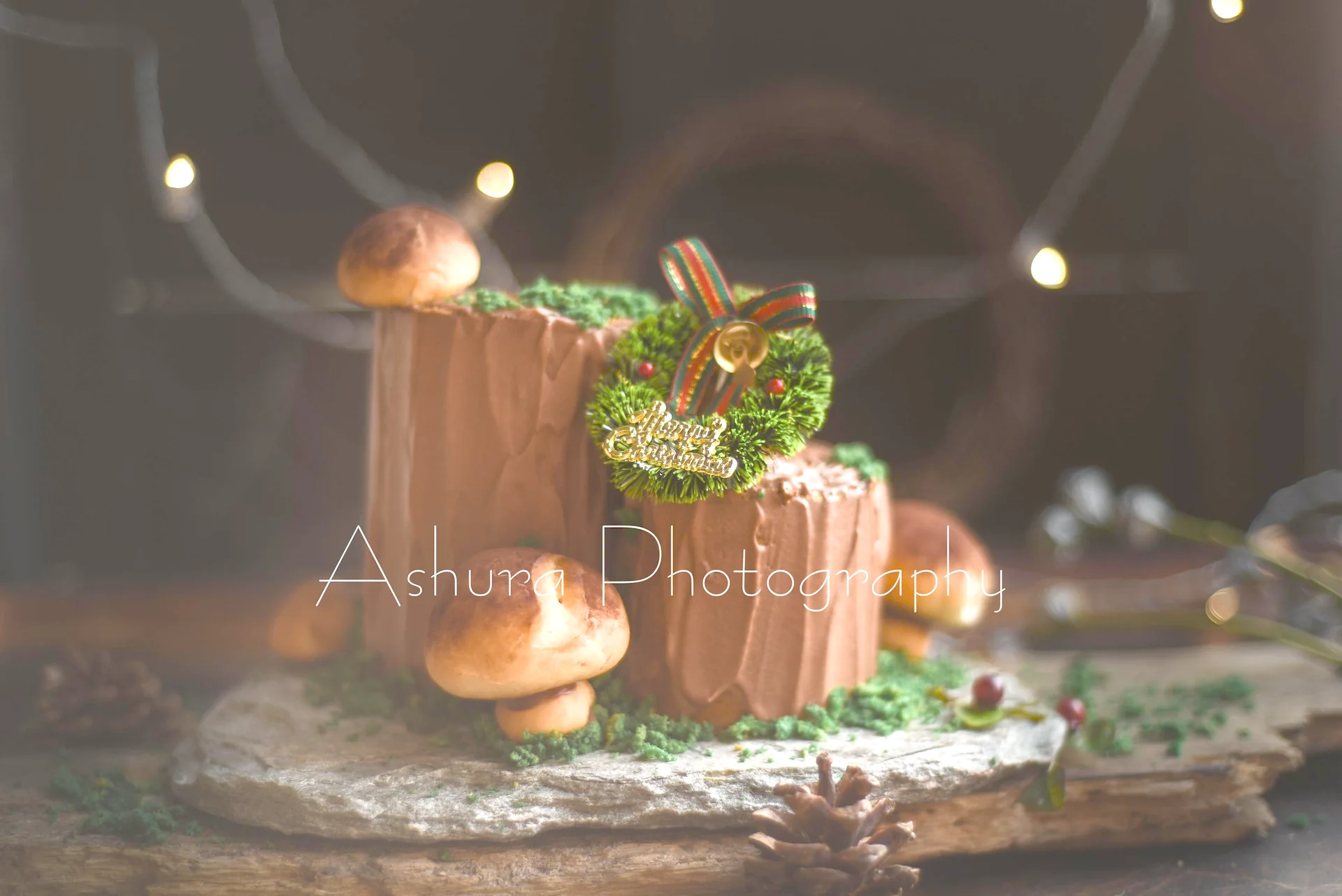 버섯이 달린 부슈 드 노엘(이른 크리스마스)의 완성된 요리 사진