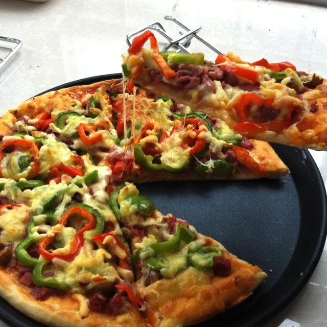 Fertiggestelltes Gericht von Pizza mit Würzigem Rindfleisch