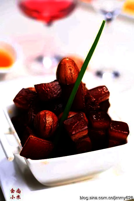 Fertiggestelltes Gericht von Geschmorte Schweinebauchstücke mit Wachtel­eiern