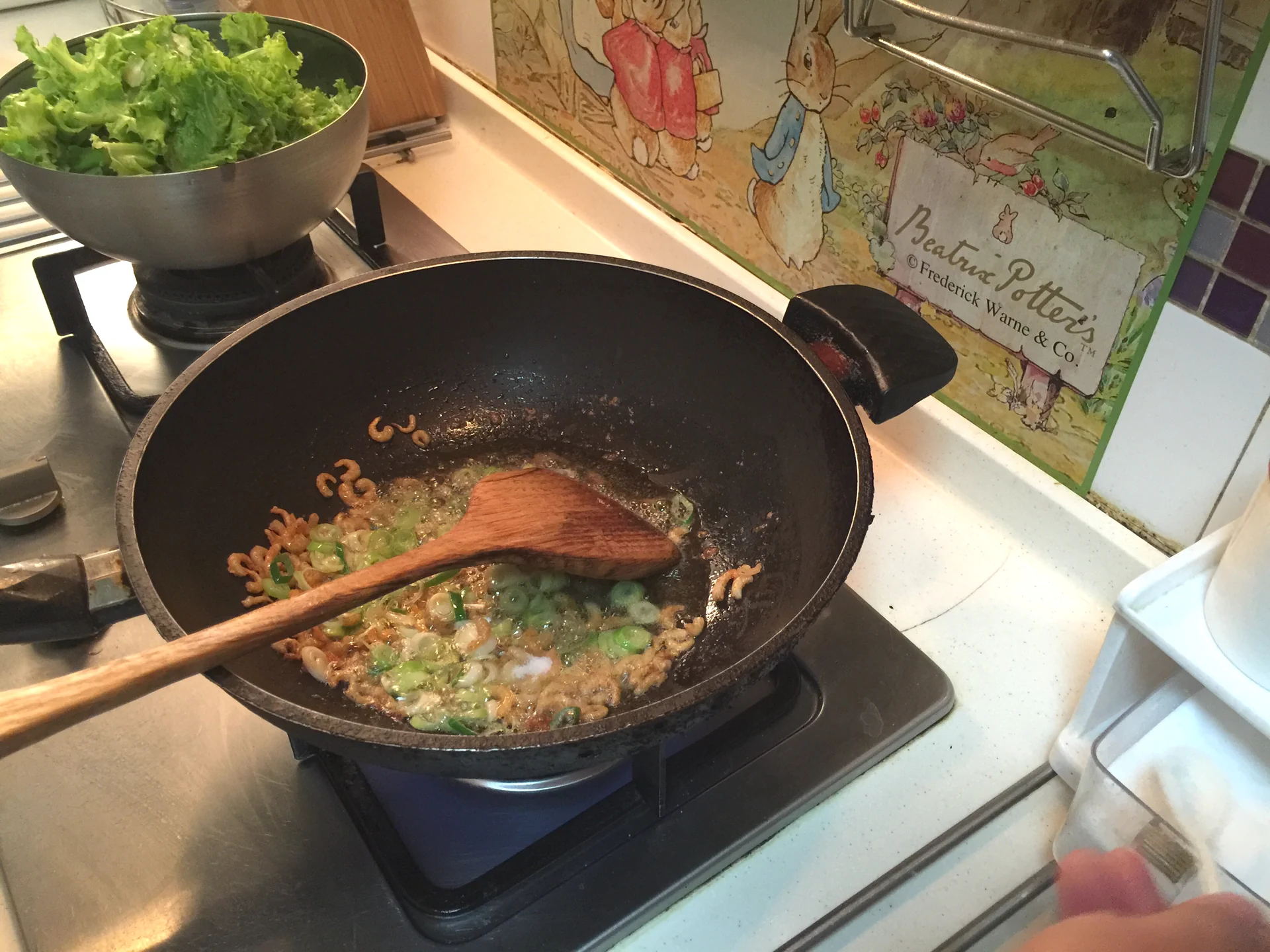 Lechuga salteada con gambas secas del hermano mayor Datou - Step 7