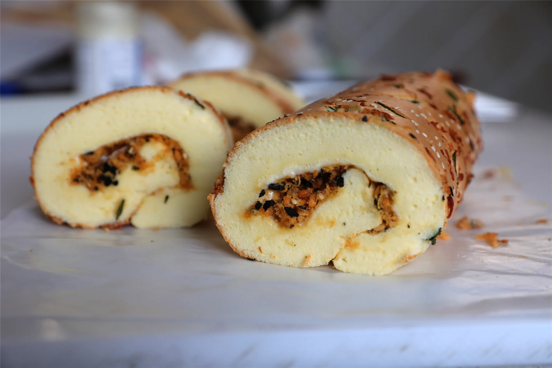 Brazo de gitano suizo con hebras de cerdo desmenuzado y cebollín - Step 17