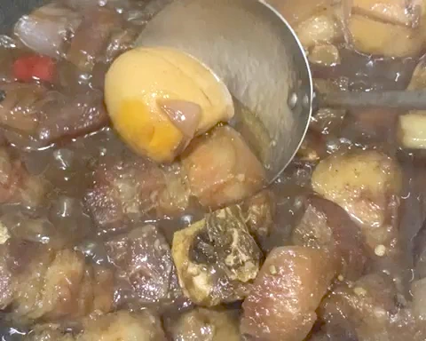 Foto del plato terminado de Pechuga de cerdo braseada en cerveza con huevos (Un plato sabroso, carne fragante y huevos sin una gota de agua, satisfacción pecaminosa)