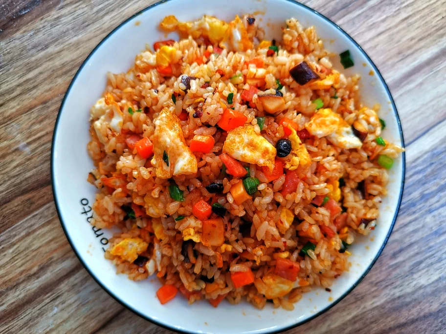 Foto del plato terminado de No añadas solo huevos a tu arroz frito: con un poco de Lao Gan Ma no necesitas salsa de soja clara ni salsa de ostras; el aroma es simplemente maravilloso