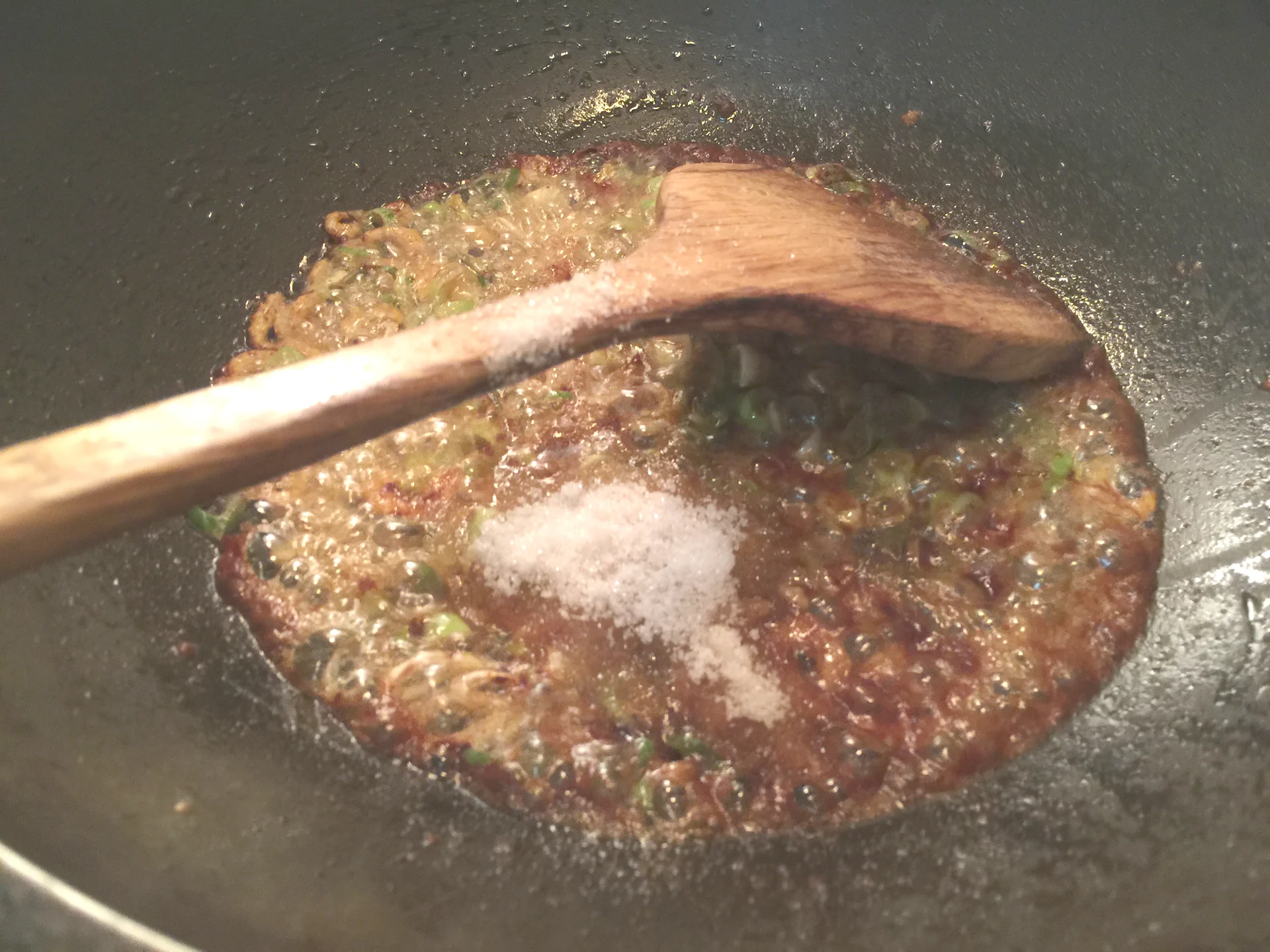 Lechuga salteada con gambas secas del hermano mayor Datou - Step 10