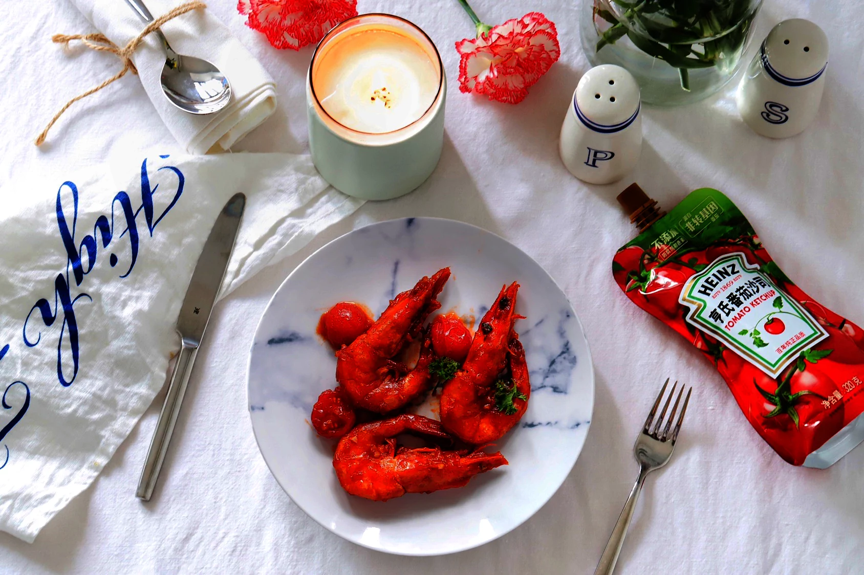 미식가를 사로잡는 토마토소스 쉬림프의 완성된 요리 사진