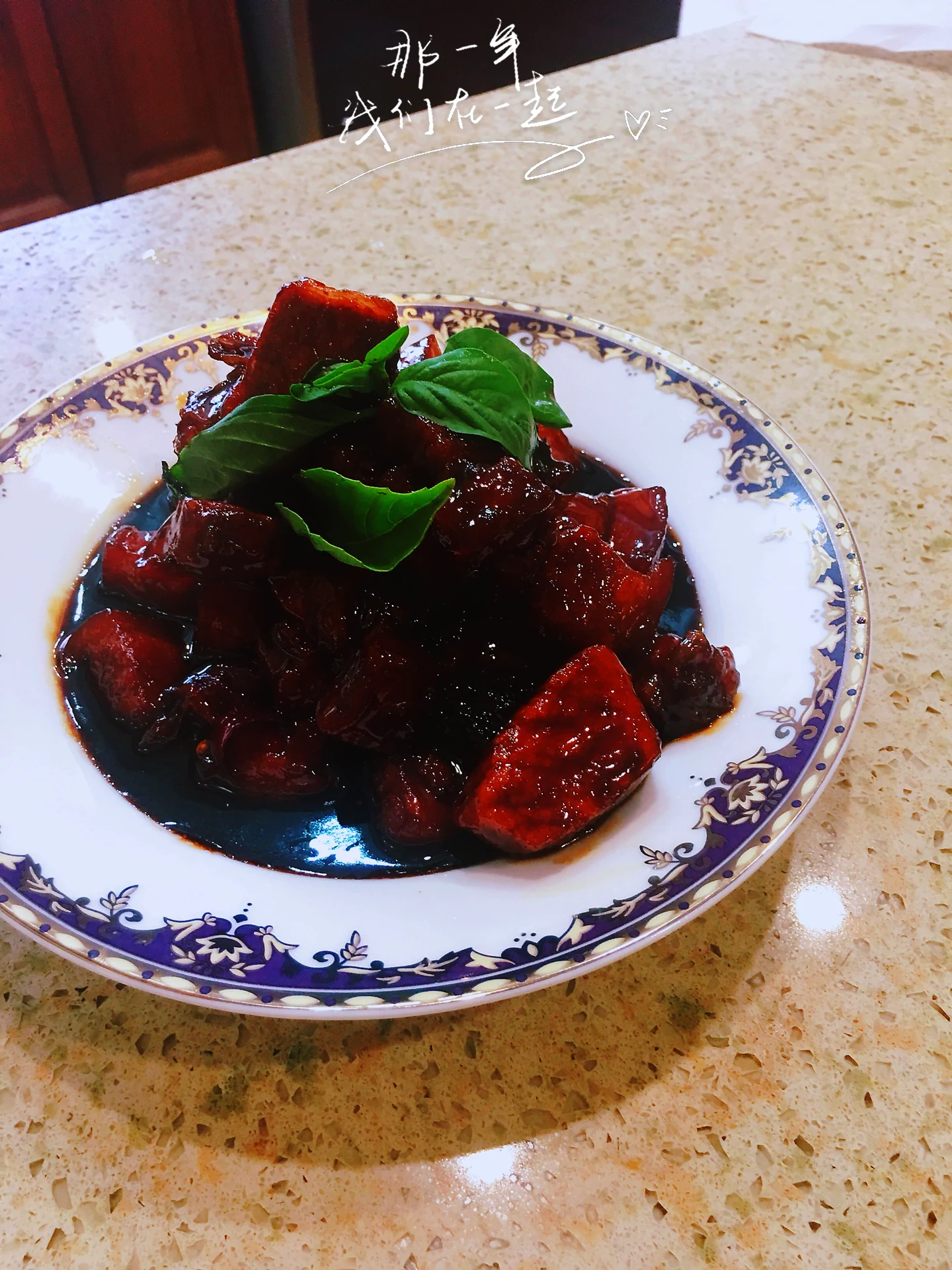 Foto del plato terminado de Cerdo frito con albahaca