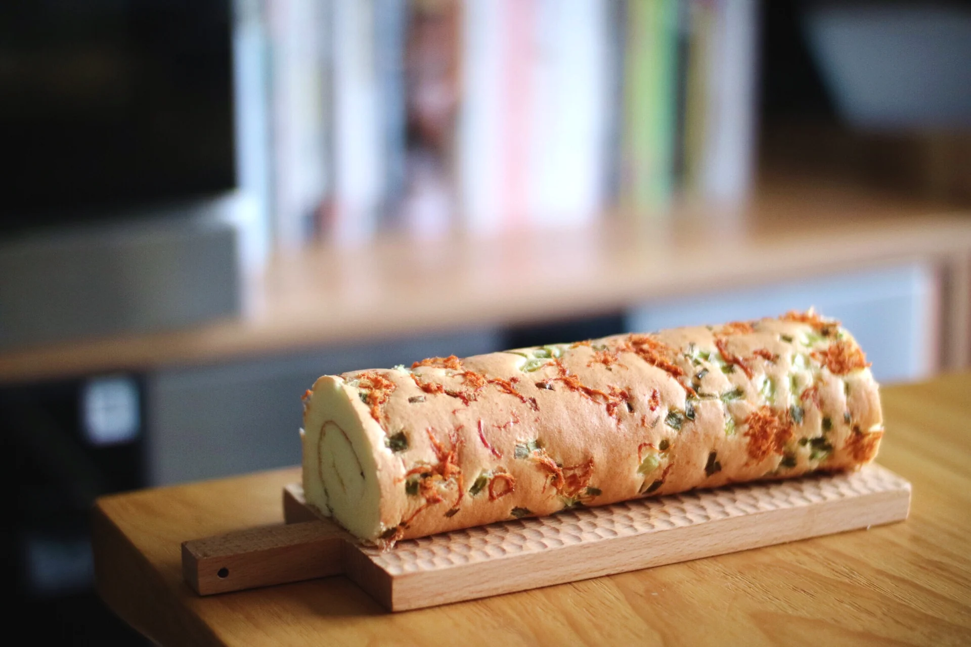 Fertiggestelltes Gericht von Rolle mit Frühlingszwiebeln und getrocknetem Schweinefleisch mit Fleur de Sel [Gebäck mit Beiding-Ofen]