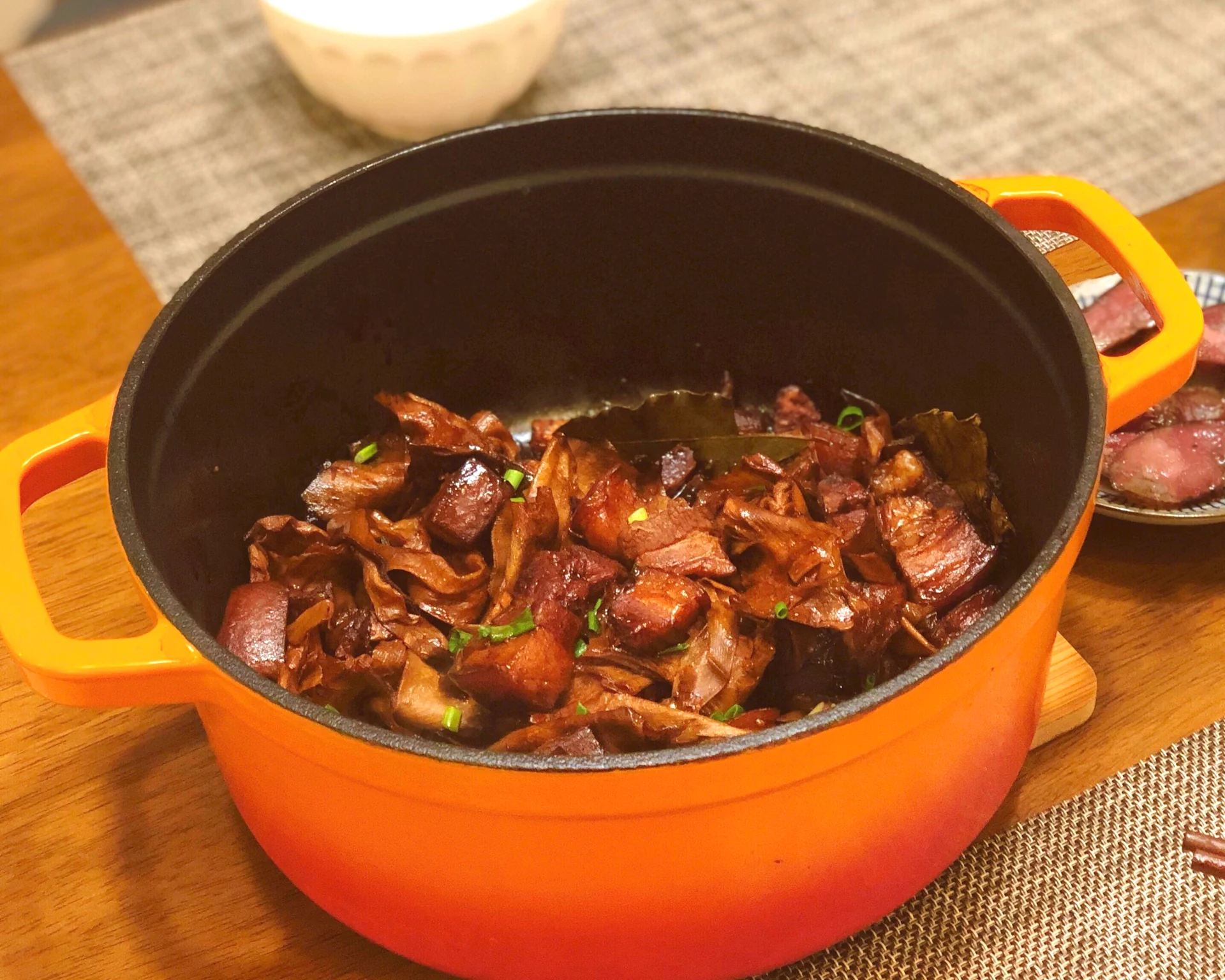 Foto del plato terminado de Panceta de cerdo guisada con brotes de bambú