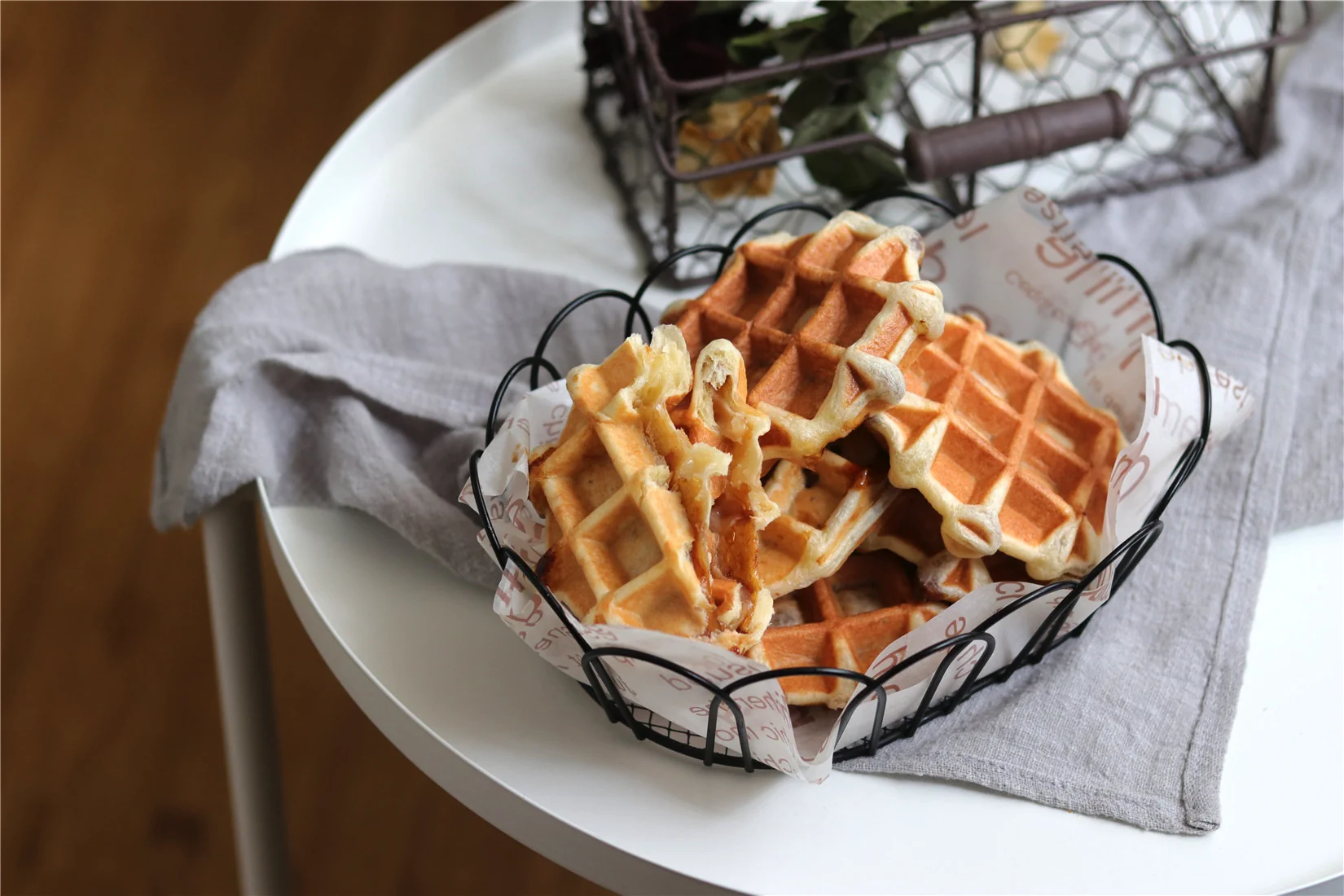 Fertiggestelltes Gericht von Mochi-Waffeln mit braunem Zucker