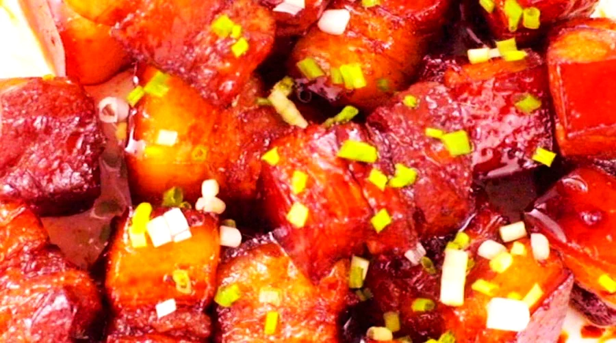 화조주로 끓인 돼지고기 | 동영상의 완성된 요리 사진