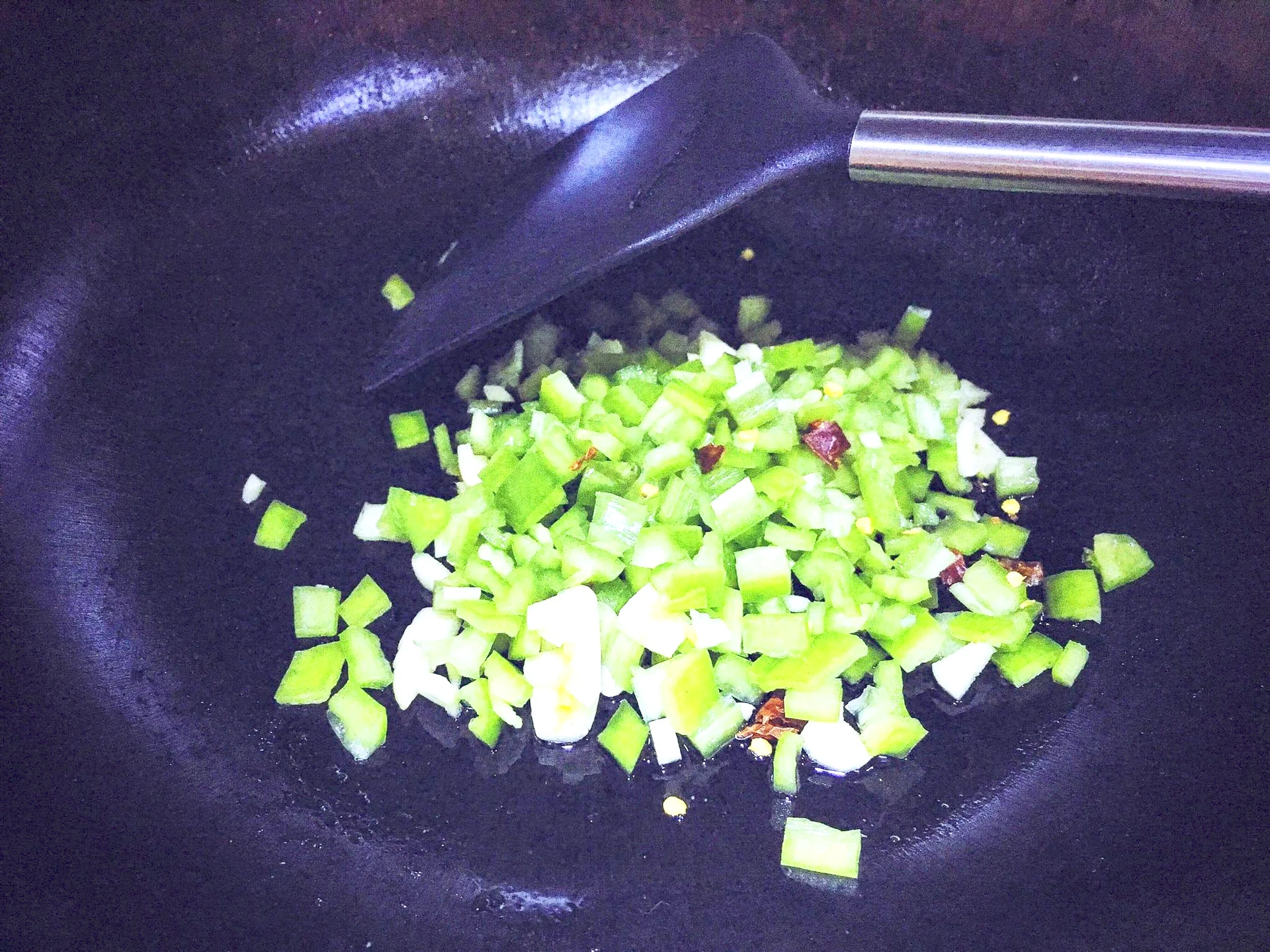 Pimientos verdes salteados con huevos centenarios - Step 4