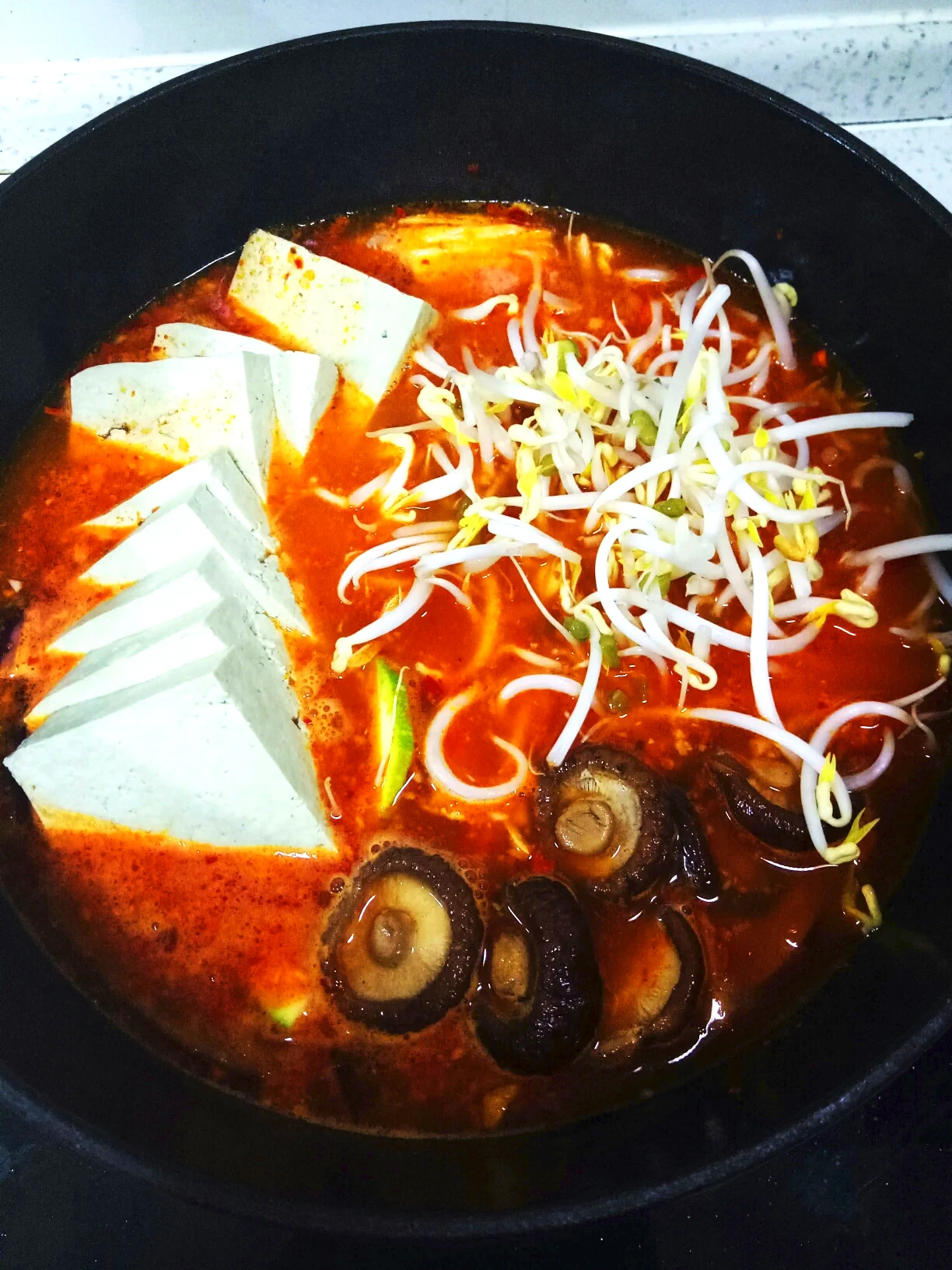 キムチ入り韓国スープの完成品の写真