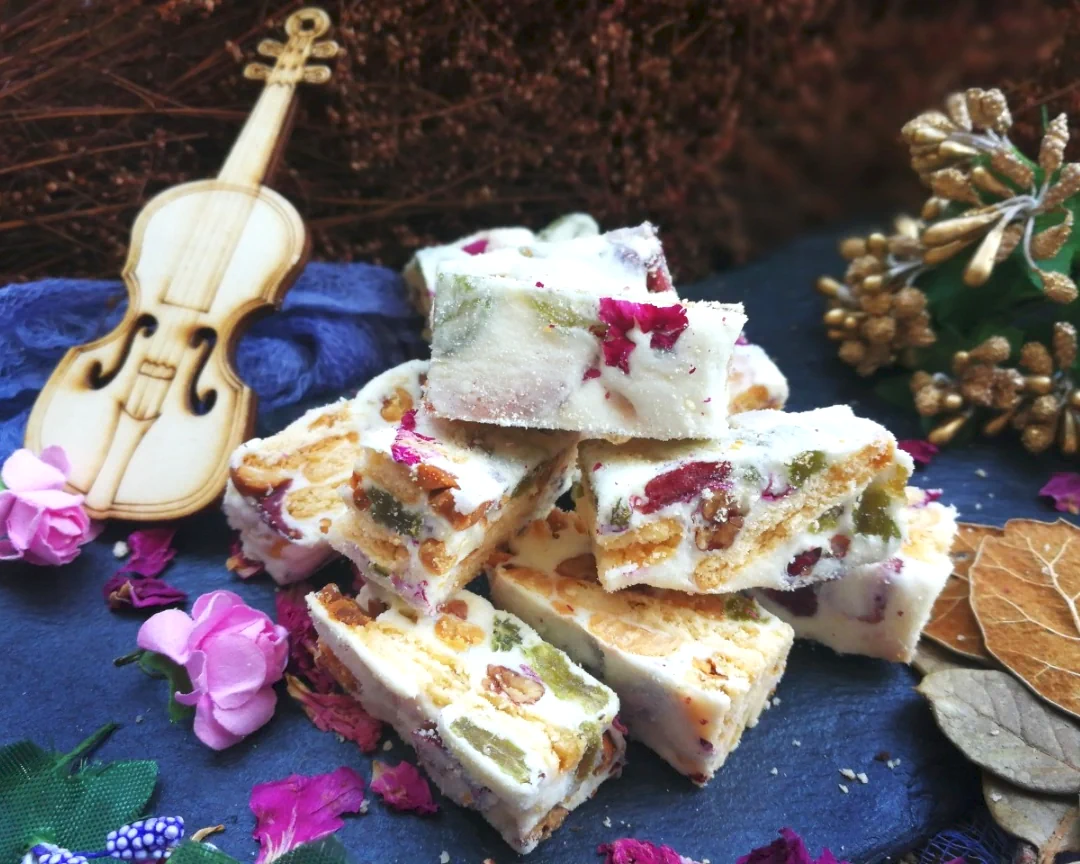 Fertiggestelltes Gericht von Nougatriegel mit Marshmallows und Rosmarinblüten