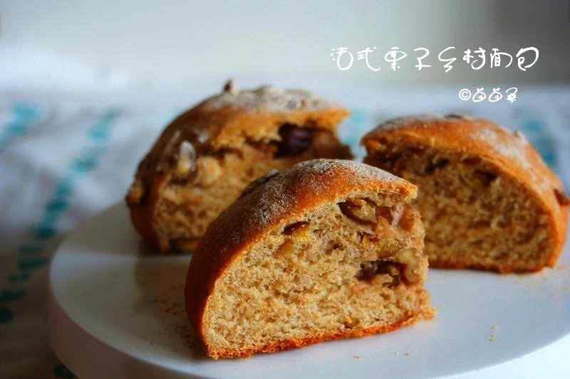 Fertiggestelltes Gericht von Bauernbrot mit Kastanien und Walnüssen