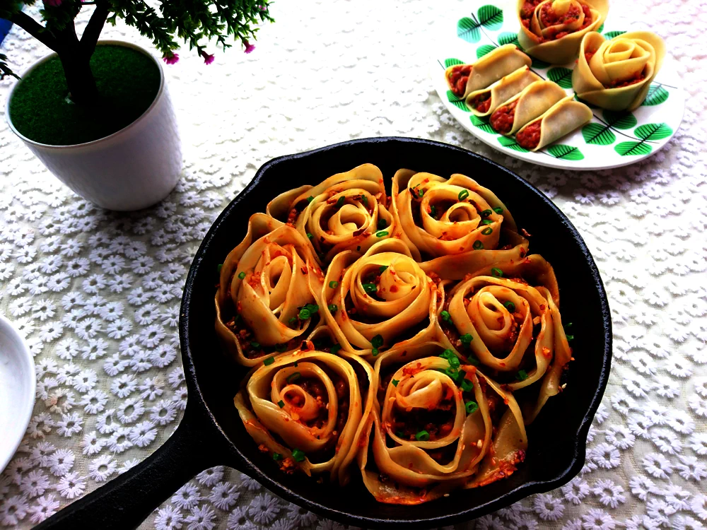 아름답고 맛있는 ‘장미 날개 군만두’: 만두를 즐기는 이상적인 스타일의 완성된 요리 사진