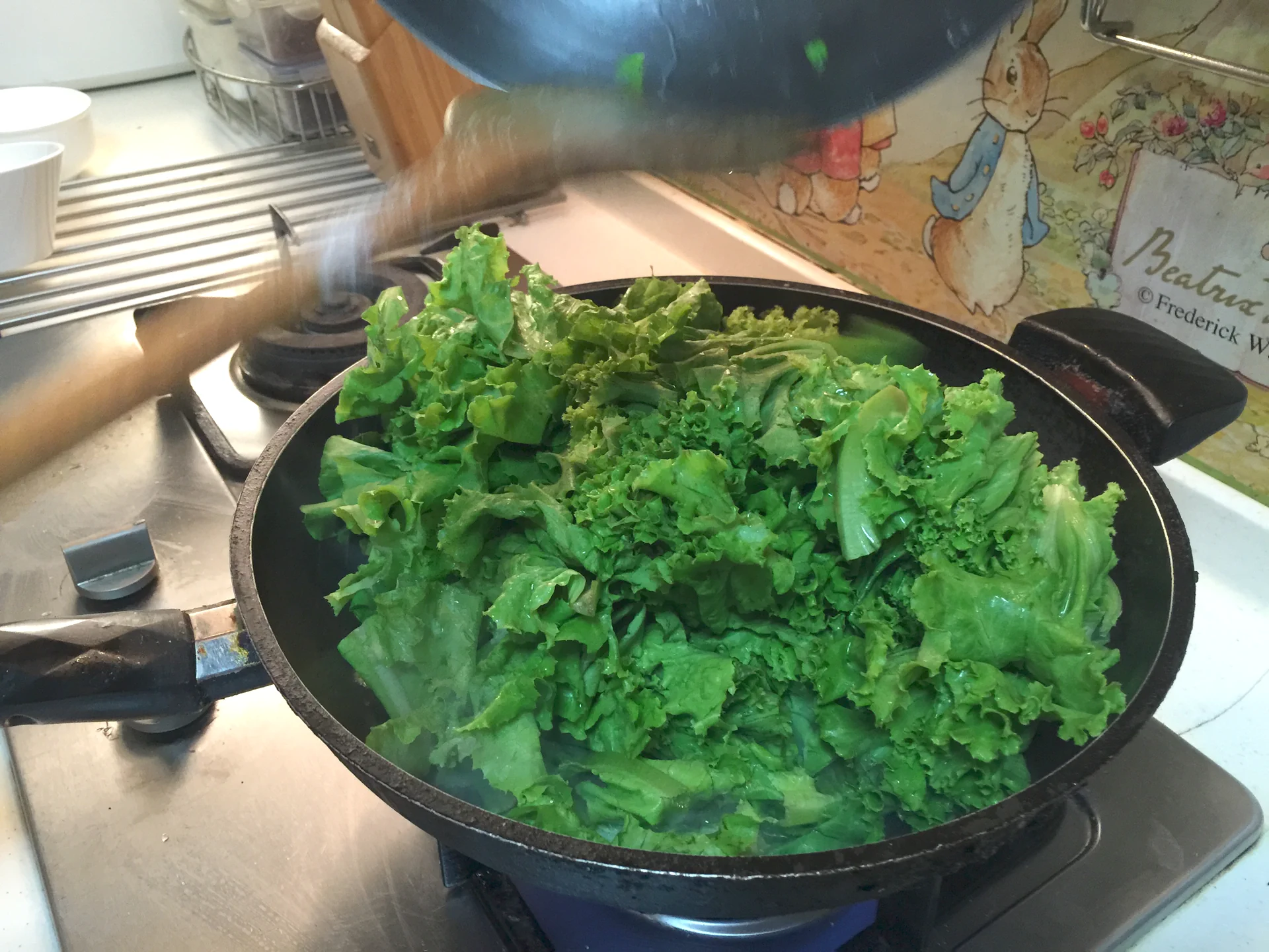 Lechuga salteada con gambas secas del hermano mayor Datou - Step 11