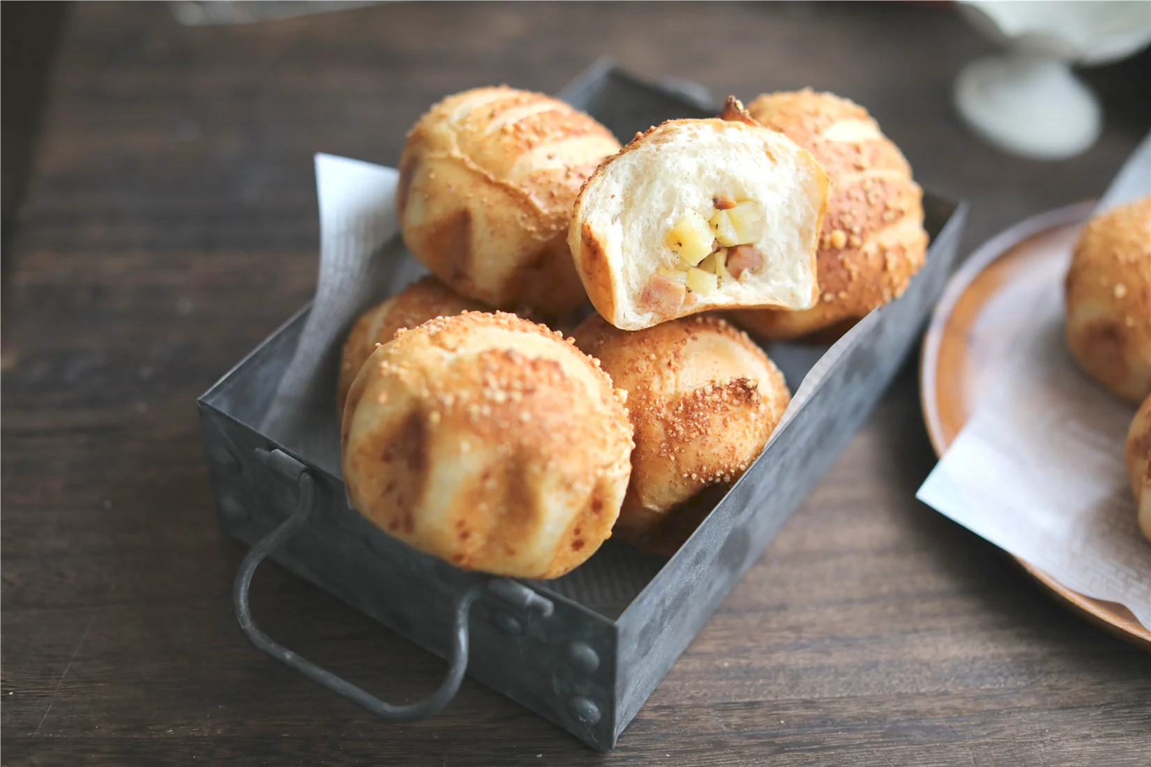 Fertiggestelltes Gericht von Mini-Kartoffelbomben mit Käse