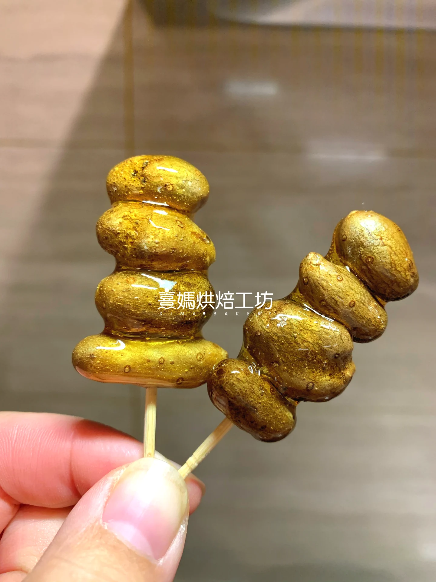 Fertiggestelltes Gericht von Mini kandierte Früchtespieße mit Dioscorea-Bohnen und Kandiszucker