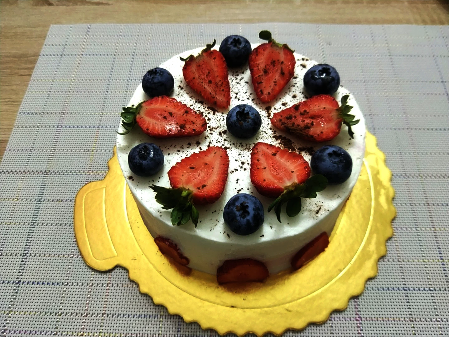 6인치 과일 생일 케이크—완벽한 휘핑크림 팁의 완성된 요리 사진