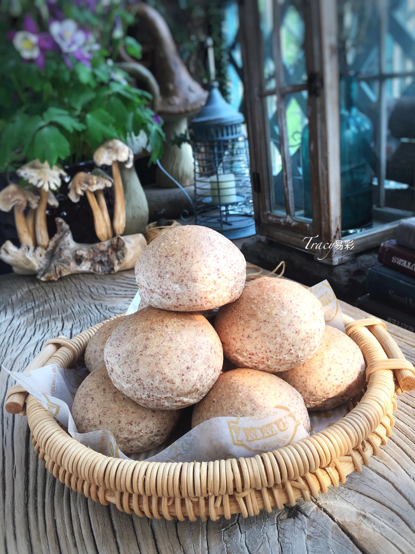 Fertiggestelltes Gericht von Schwarze Vollkornbrötchen für das Abendessen