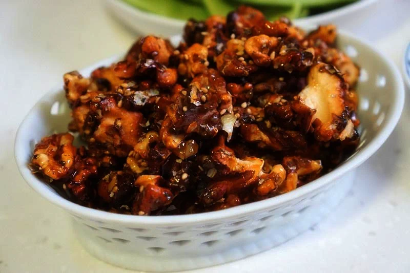 기름 없는 캐러멜라이즈 그르노블 호두의 완성된 요리 사진