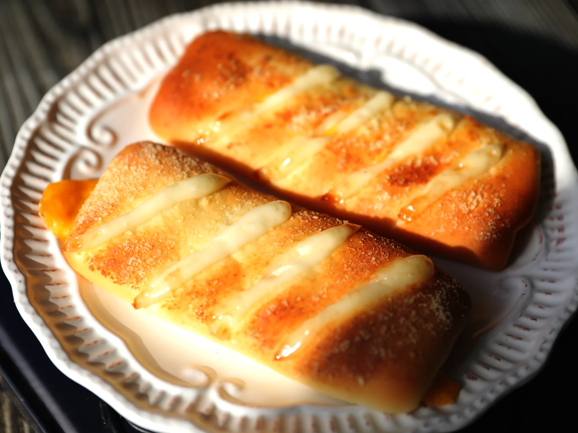 Fertiggestelltes Gericht von Bacon-Käse-Brötchen (Yamazaki-Stil)