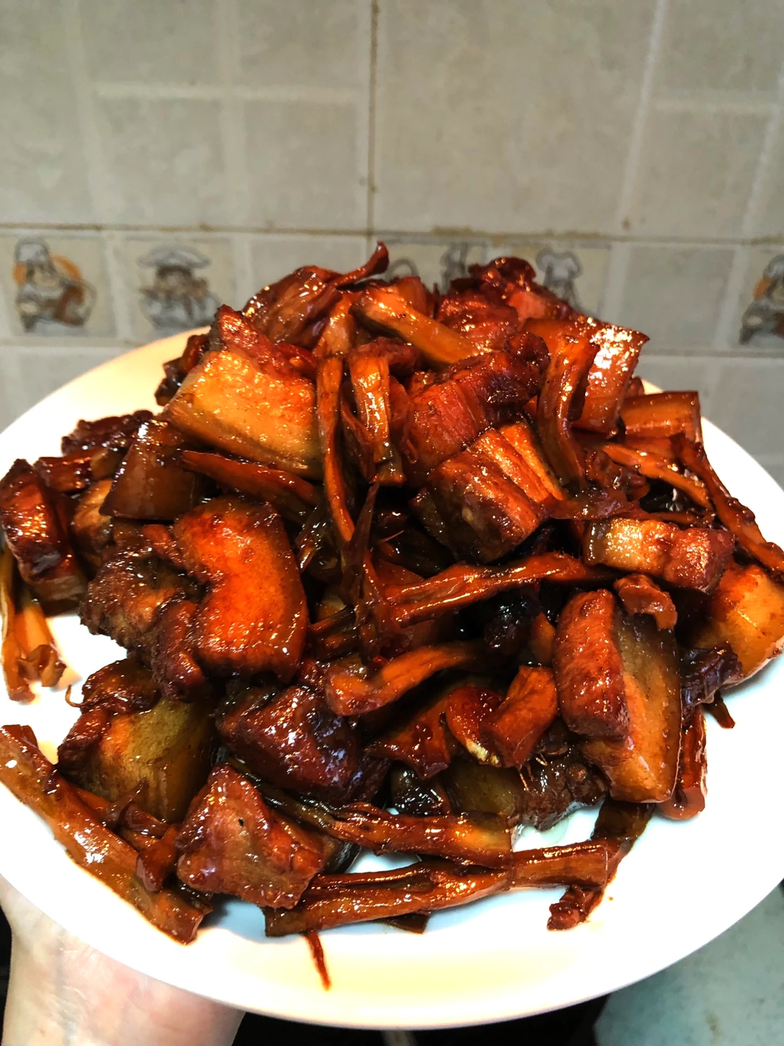 Foto del plato terminado de Panceta de cerdo estofada con brotes de bambú secos