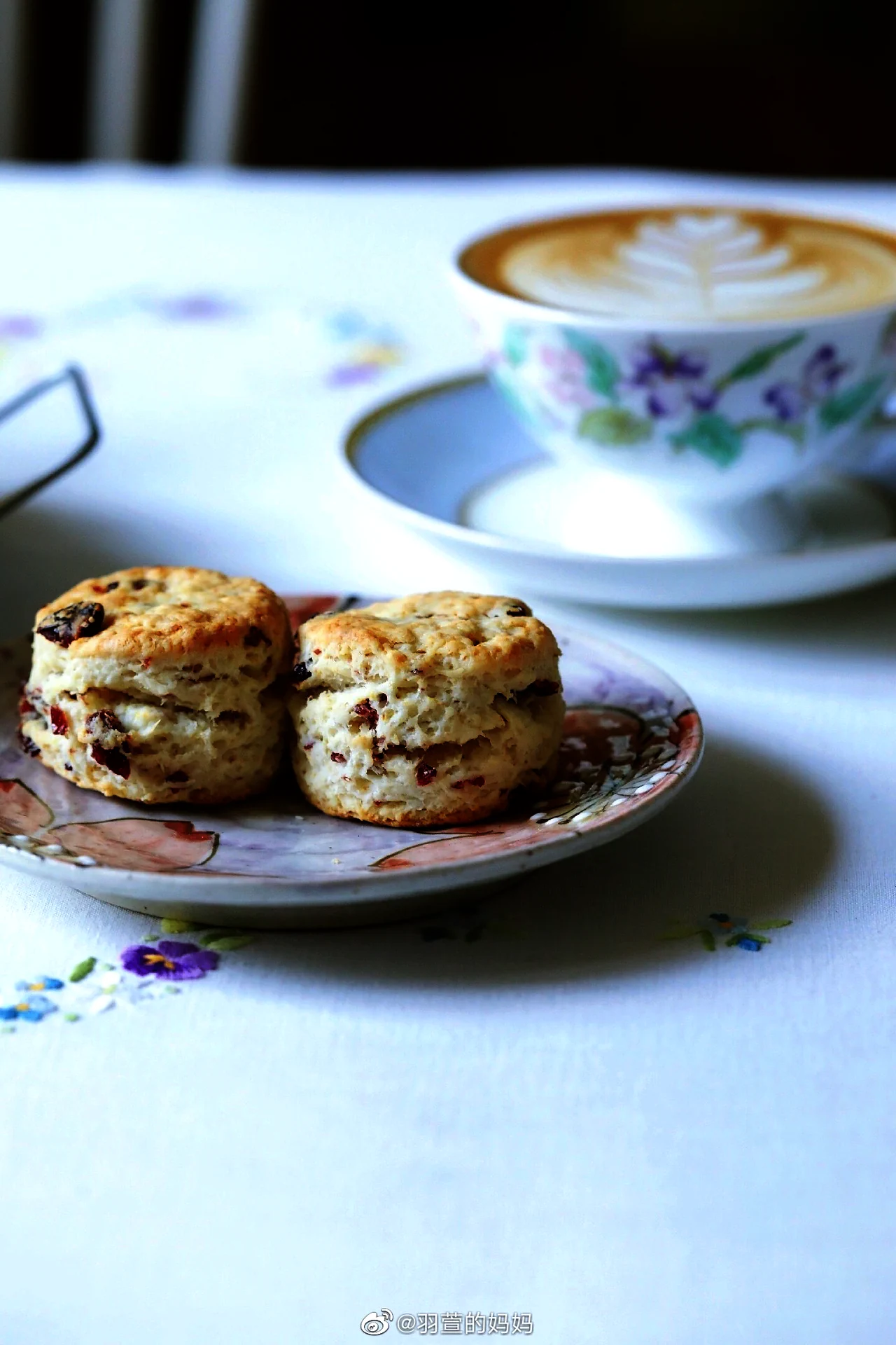 Fertiggestelltes Gericht von Scones mit Kokosnuss