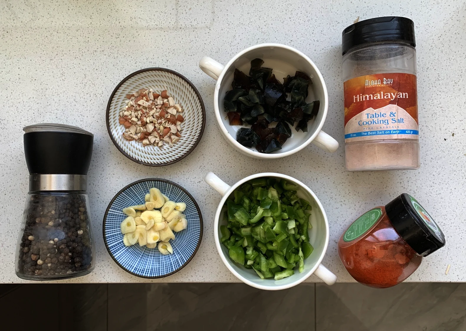 Espaguetis integrales con chile verde, huevo centenario y cacahuetes picantes triturados [Plato saludable todo en uno] - Step 1