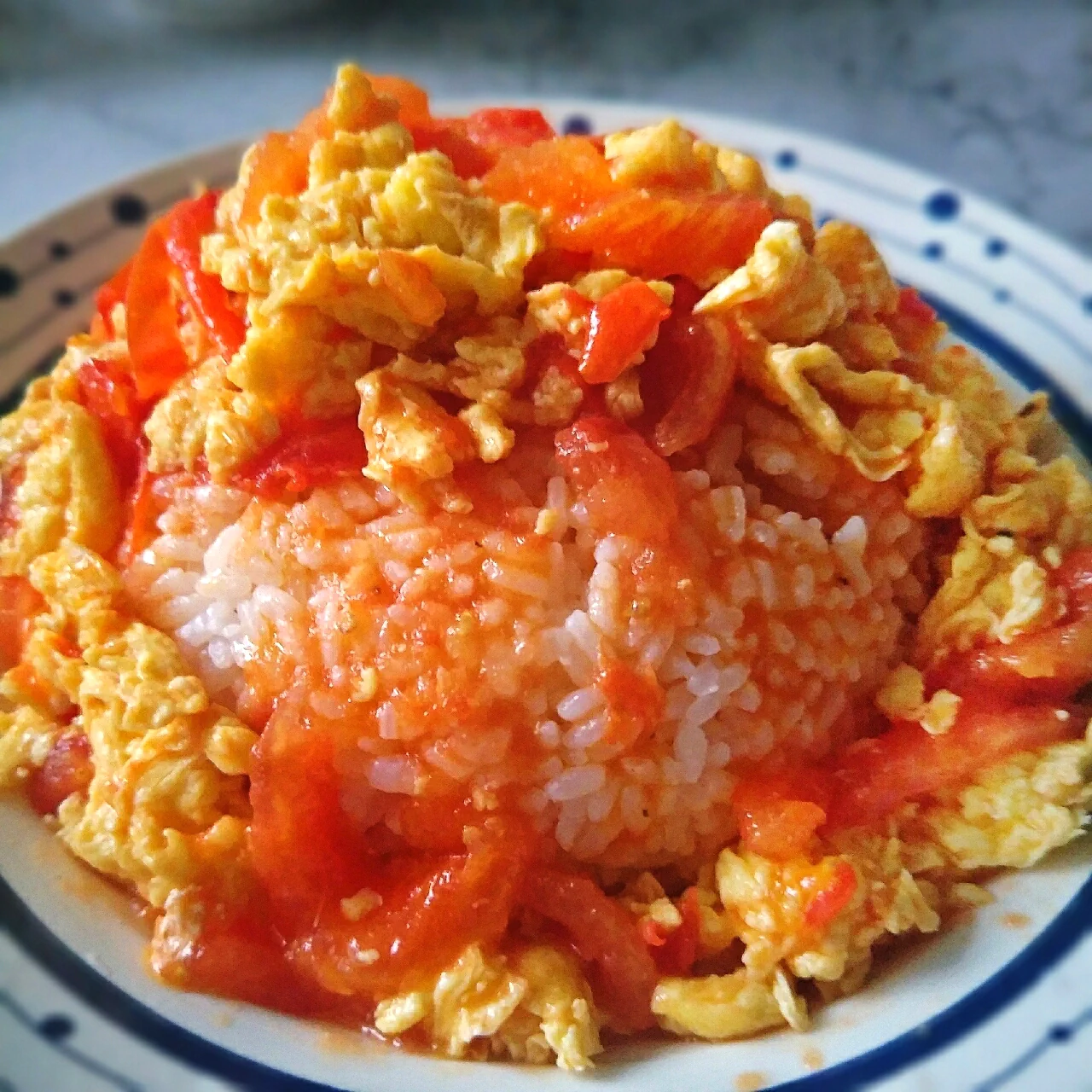 Foto masakan selesai dari Hidangan Manis dan Asam yang Lezat: Nasi Campur Tomat dan Telur
