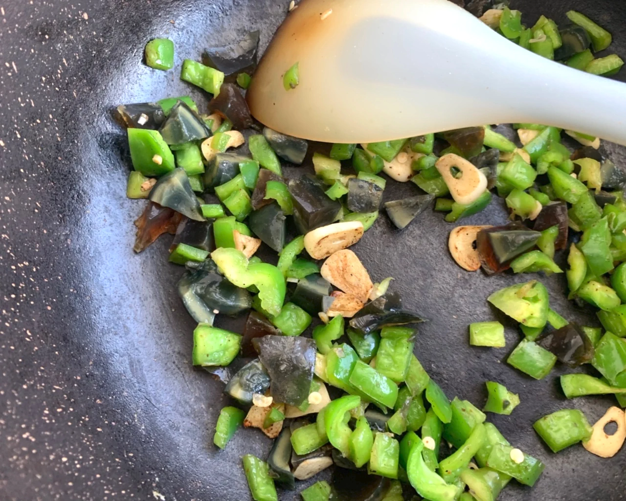 Espaguetis integrales con chile verde, huevo centenario y cacahuetes picantes triturados [Plato saludable todo en uno] - Step 5