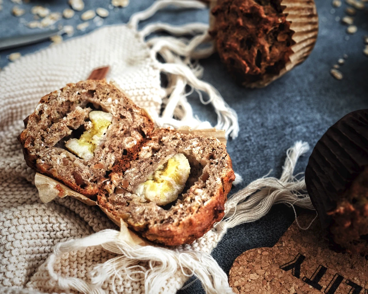 Foto do prato finalizado de Muffins rápidos de banana com manteiga de amendoim e sal marinho sem açúcar [Prato principal saudável]
